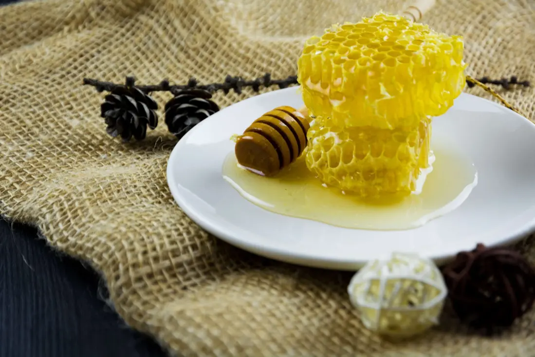 mesa con polen de abeja de miel emoción